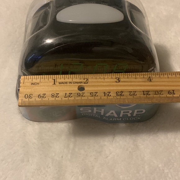 Sharp digital Alarm clock - Picture 4 of 5